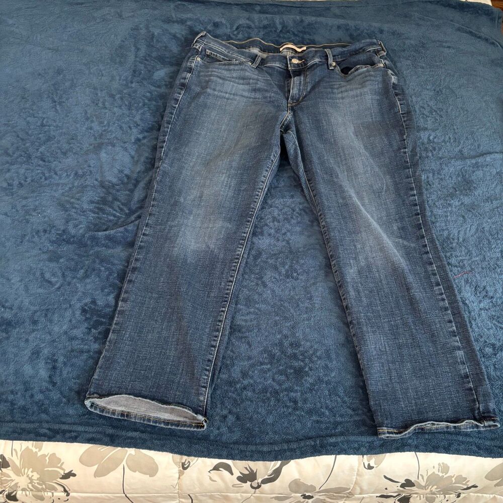 Levi's womens dark blue denim w/red logo tab, midrise/bootcut fit sze 18
